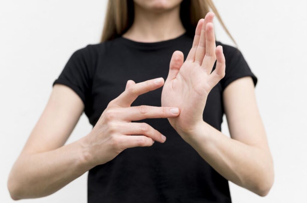 Journée de la langue des signes : comment leur apprendre facilement ?